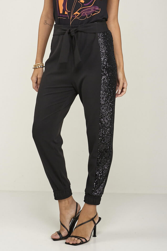 CALÇA JOGGER EM PAETÊ PRETO MIRA VEST