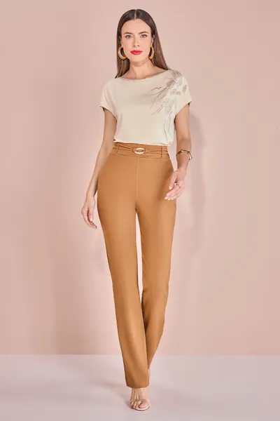 CALÇA RETA CINTO FIXO BOLSO TRASEIRO FALSO CARAMEL