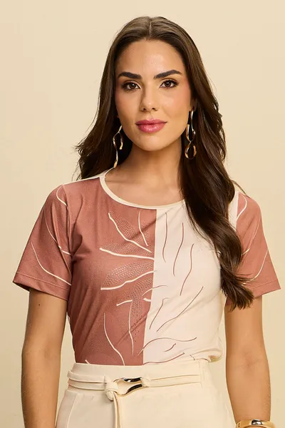 T-SHIRT COM ESTAMPA EM PEDRARIAS E MALHA CREPONADA