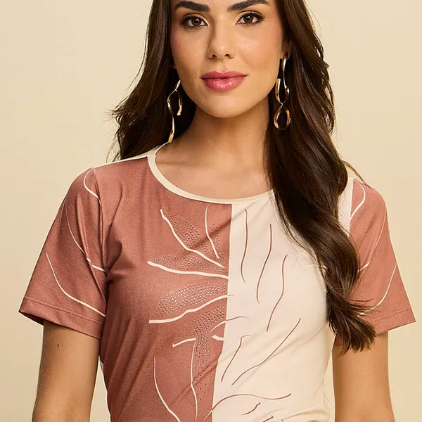 T-SHIRT COM ESTAMPA EM PEDRARIAS E MALHA CREPONADA