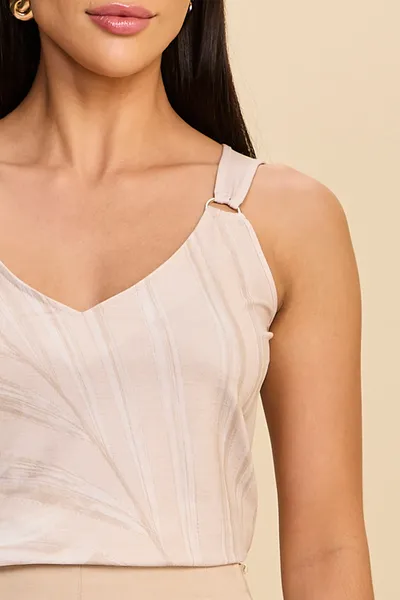 BLUSA DE ALÇA EM MALHA CREPONADA COM AVIAMENTO MIR BLUSA DE ALÇA EM MALHA CREPONADA COM AVIAMENTO MIR