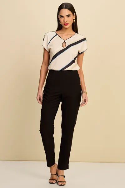 BLUSA MANGA CURTA EM MALHA CREPONADA COM DECOTE V BLUSA MANGA CURTA EM MALHA CREPONADA COM DECOTE V