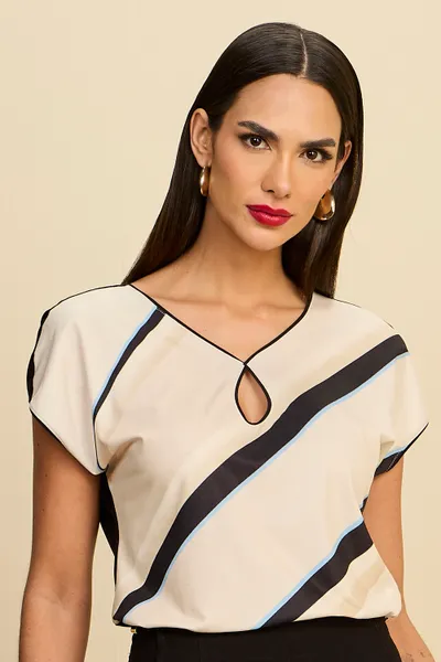 BLUSA MANGA CURTA EM MALHA CREPONADA COM DECOTE V 