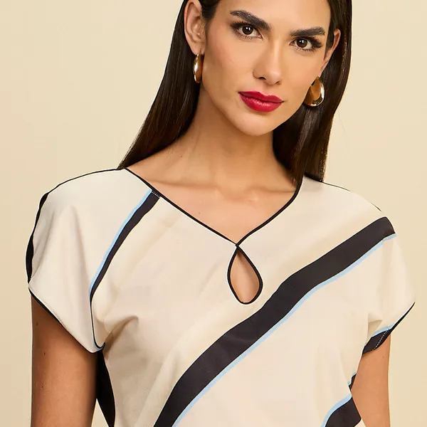 BLUSA MANGA CURTA EM MALHA CREPONADA COM DECOTE V