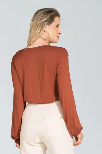 Blusa Viscolinho Decote Redondo com Abertura Avelã Mira Vest Blusa Viscolinho Decote Redondo com Abertura Avelã Mira Vest