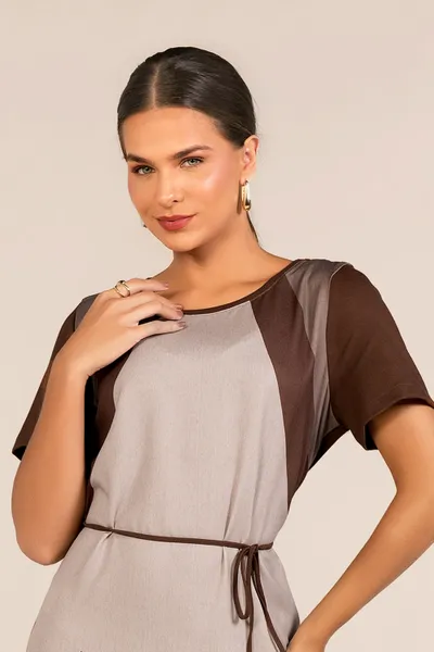 Vestido Crepe com Cinto Decote Redondo Marrom Mira Vest Vestido Crepe com Cinto Decote Redondo Marrom Mira Vest