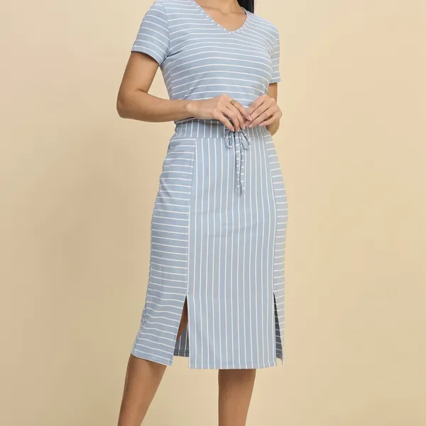 CONJUNTO LISTRADO COM CROPPED E SAIA MIDI AZUL BEBÊ MIRA VEST