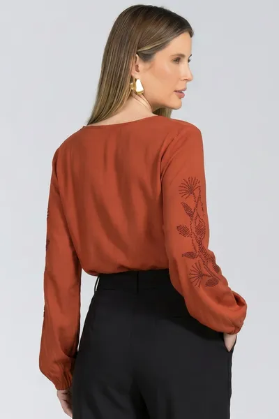 BLUSA VISCOLINHO COM PEDRARIAS AVELÃ MIRA VEST