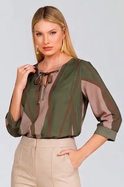 BLUSA PLANO FLUIDO COM ILHÓS VERDE MUSGO MIRA VEST