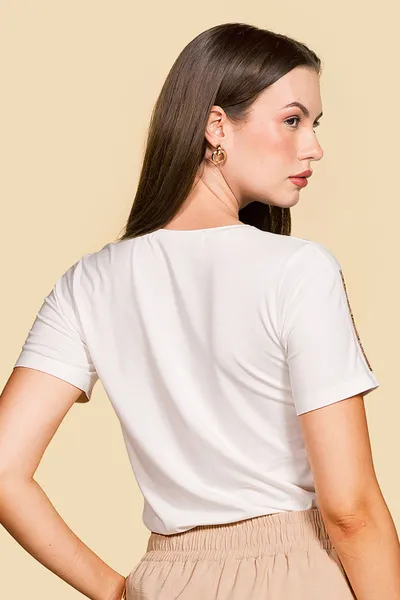 T-SHIRT VISCOLYCRA COM PEDRARIAS OFF WHITE MIRA VEST